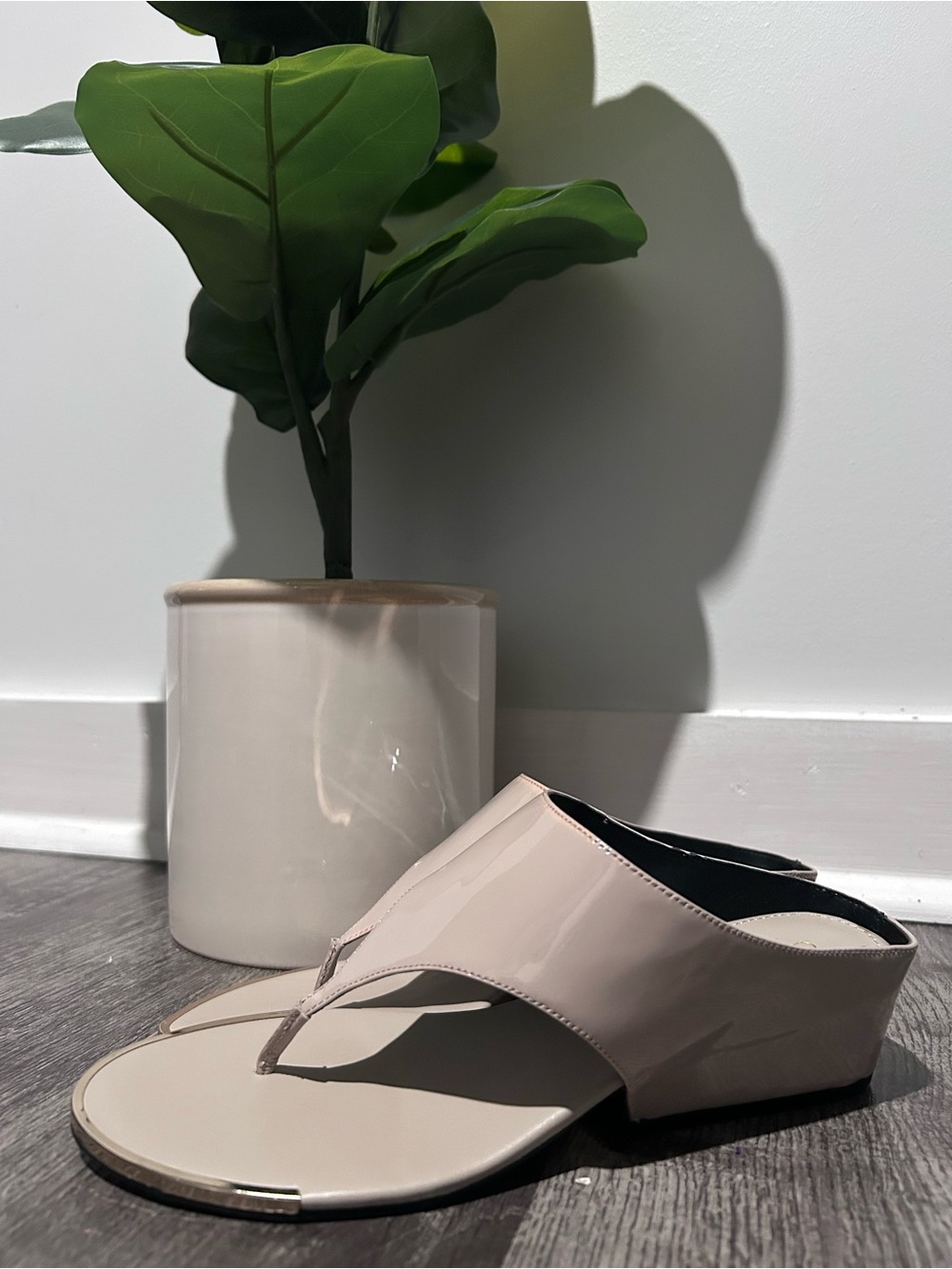 Calvin Klein Ciara Patent Thong Sandals Cocoon Beige Women’s Size 7 MSRP $89 New